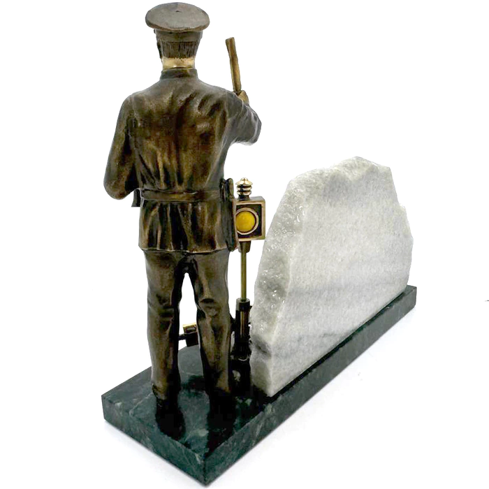 A souvenir made of bronze "Bon voyage"